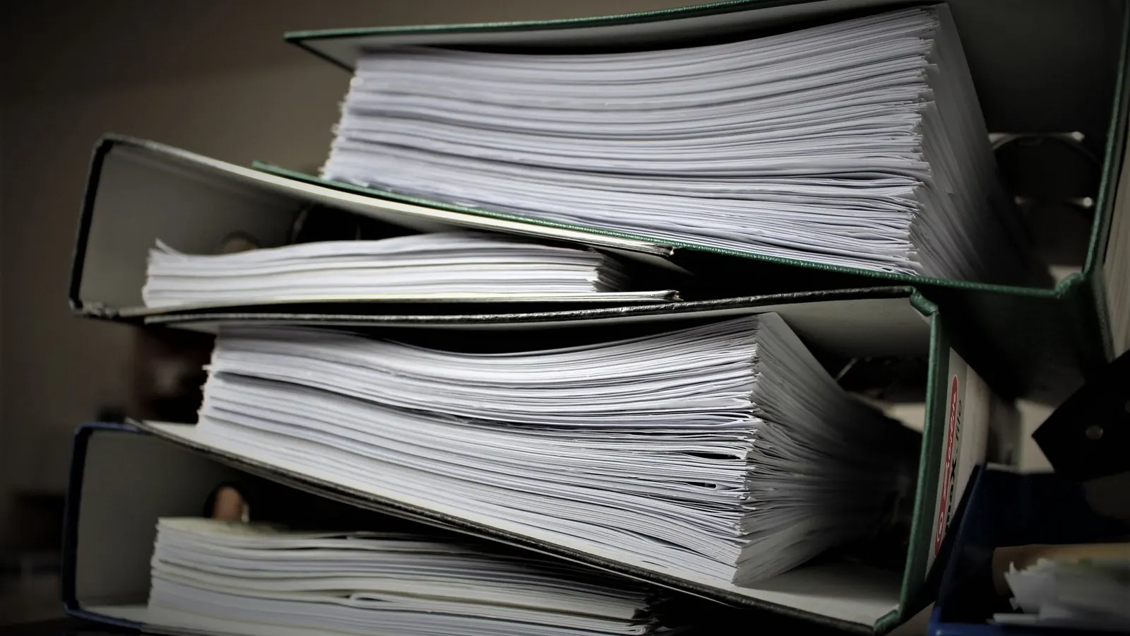 Archivadores llenos de documentos apilados